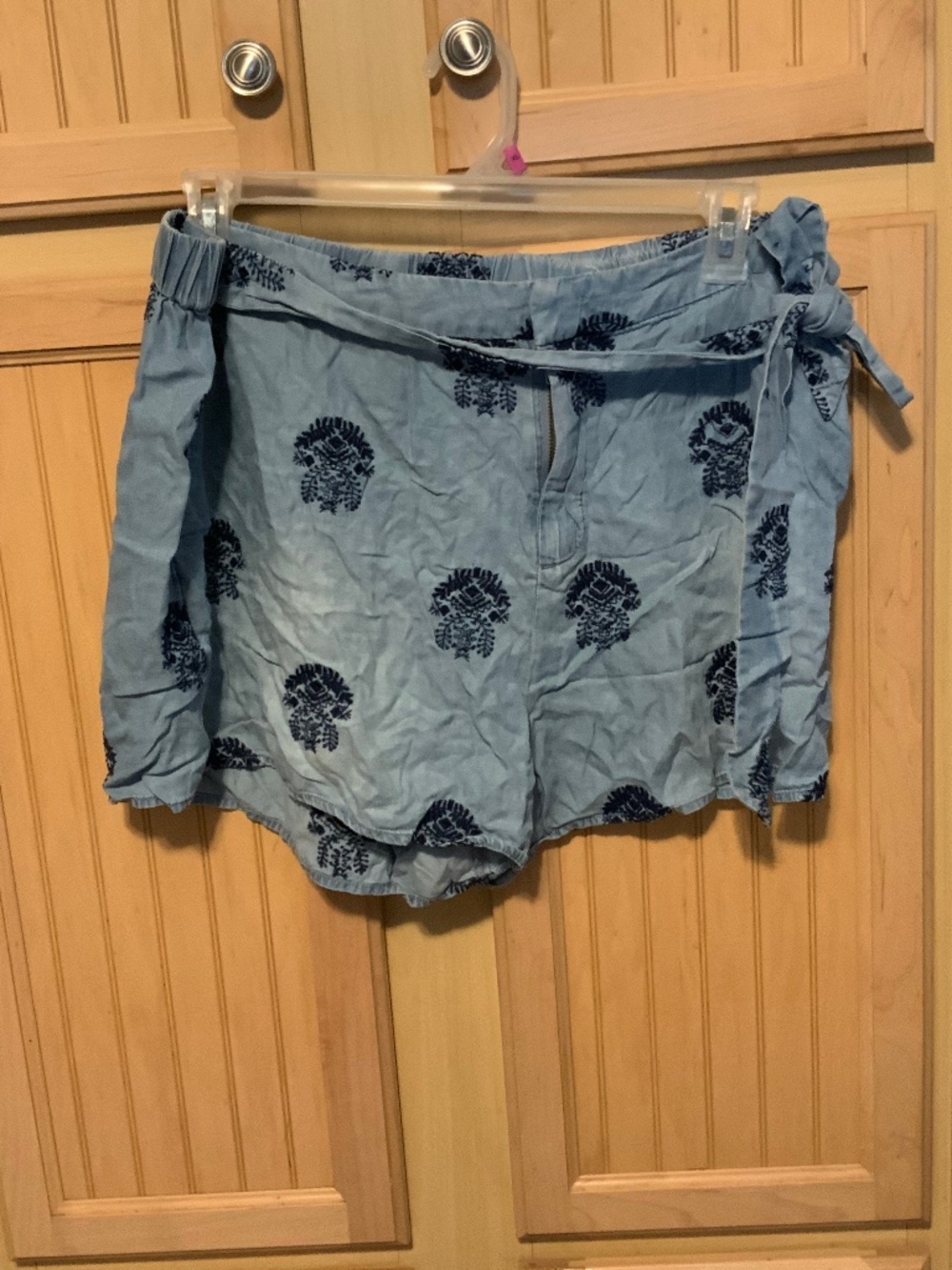 Women’s blue Knox rose shorts, preowned size XL